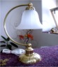 Mosazná stolní lampa s pískovaným sklem
