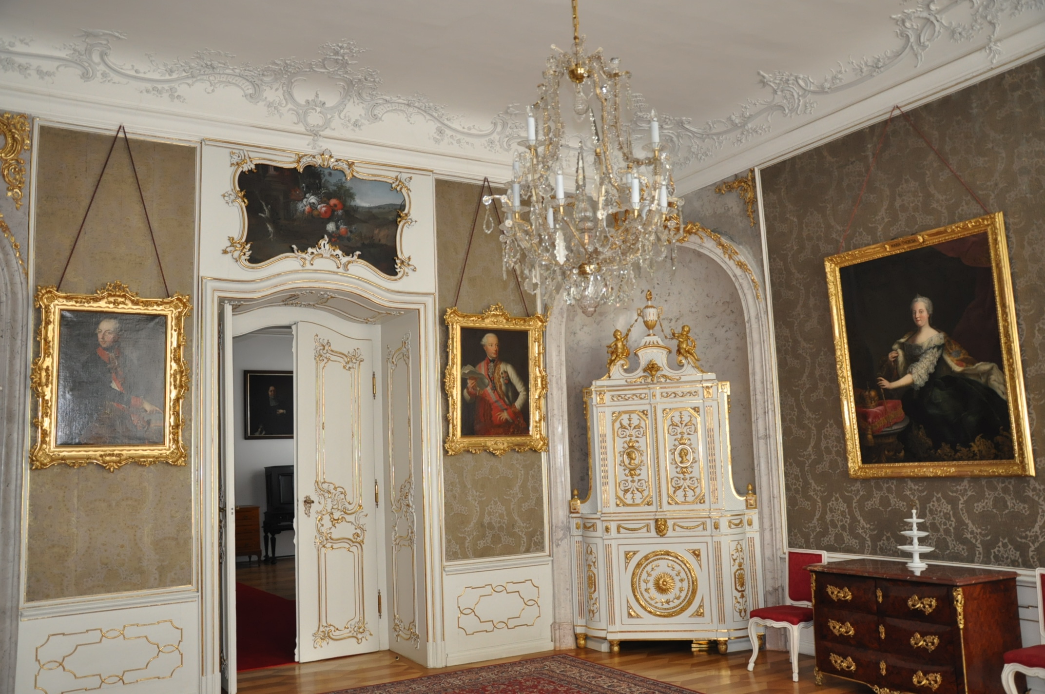 Původní Tereziánské lustry v Tereziánském salónu Arcibiskupství pražské